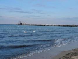 a praia de sopot na polônia foto