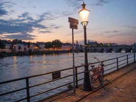 a cidade de maastricht no rio maas foto