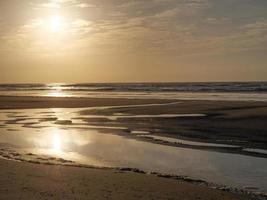 pôr do sol na praia da ilha juist foto