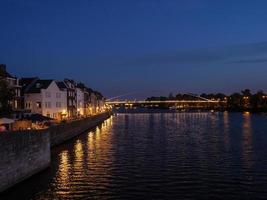 a cidade de maastricht no rio maas na holanda foto