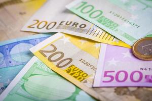 closeup de notas e moedas de euro foto