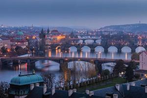 pontes de Praga ao pôr do sol foto