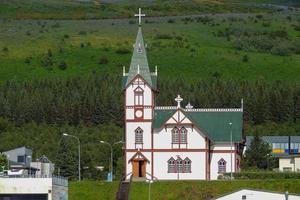 igreja husavik no porto da baía de skjalfandi na islândia foto