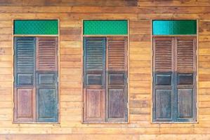 a janela de madeira retrô foto