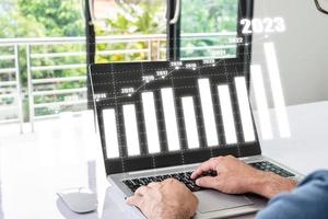 empresário está analisando positivamente os indicadores de crescimento dos negócios. conceito para imóveis, finanças, bancos, petróleo, 2023 e ouro. gráfico mostra o crescimento econômico em todos os negócios. fundo desfocado foto