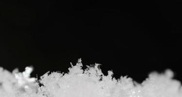 cristais delicados na neve panorâmica foto