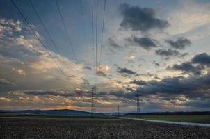 postes de eletricidade e céu foto