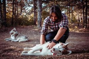 jovem viajante masculino com cachorro husky foto