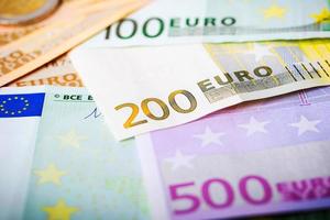 closeup de notas e moedas de euro foto