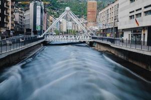 andorra la vella, andorra. 12 de maio de 2022. pont de paris ao fundo e o trabalho de salvador dali nobleza del tiempo no verão de 2022. foto