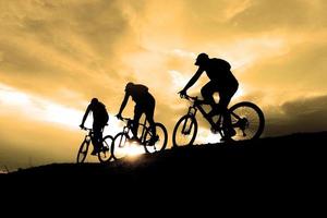 homem andando de aventura de bicicleta de montanha e ideias de viagem foto