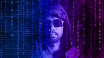 conceito de hackers e cyberpunk ou roubo de identidade de redes de computadores. um homem que não confia em fundo de tecnologia foto