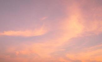 dramático céu rosa e nuvens abstrato. imagens de arte da textura de nuvens cor de rosa. lindo céu por do sol. abstrato por do sol. céu de cor pastel à noite. acalme e relaxe a vida. foto