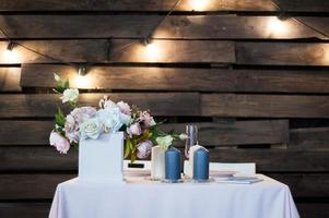 arrumando a mesa de casamento para um jovem casal foto