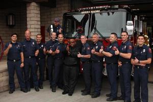 los angeles, 8 de junho - cee lo green com os bombeiros de sierra madra no evento duracell, power aqueles que nos protegem no corpo de bombeiros de sierra madre em 8 de junho de 2011 em sierra madre, ca foto