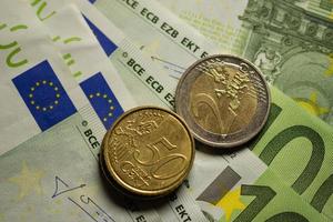 dinheiro de moedas e notas de euro.