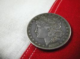 moeda de dólar de prata na bandeira foto