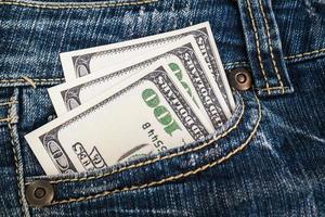 dinheiro no bolso da calça jeans