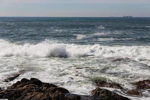 ondas quebrando na costa portuguesa foto