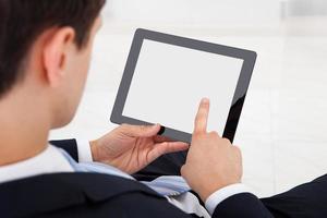 empresário usando tablet digital no escritório