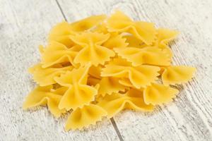 macarrão farfalle seco cru para cozinhar foto