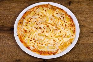 pizza de abacaxi com queijo foto