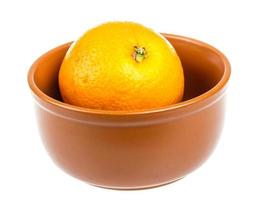 pilha de laranjas no prato foto