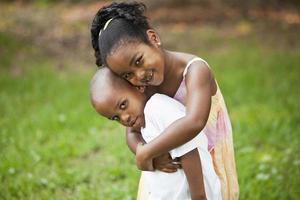 menina abraçando irmãozinho foto