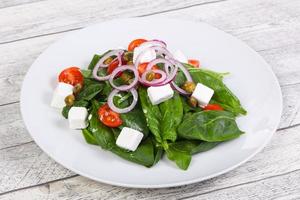 salada com queijo feta e espinafre foto