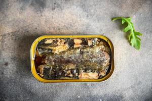 sardinha conservas de peixe frutos do mar fresco saudável refeição comida lanche dieta na mesa cópia espaço comida fundo rústico vista superior comida vegetariana foto