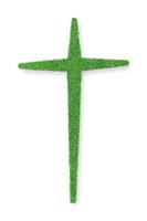 cruz cristã feita de grama verde isolada no fundo branco foto