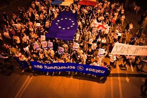 tbilisi, geórgia, 2022 - vista aérea, as pessoas marcham nas ruas no grande evento de rali da ue. milhares de pessoas em evento de demonstração pacífica. evento de rali pró-europa na capital geórgia foto