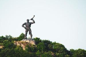 monumento gigante da estátua do lutador em didgori - memorial do local histórico. geórgia pontos turísticos históricos foto