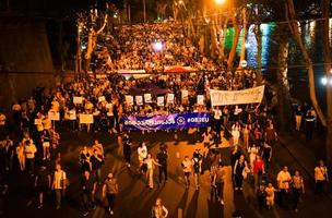 tbilisi, geórgia, 2022 - vista aérea, as pessoas marcham nas ruas no grande evento de rali da ue. milhares de pessoas em evento de demonstração pacífica. evento de rali pró-europa na capital geórgia foto