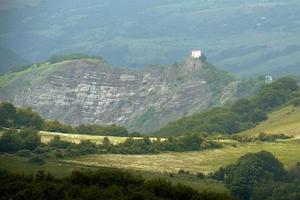 capela branca no topo da colina na zona rural da geórgia, cáucaso tbilisi para estrada das montanhas didgori foto