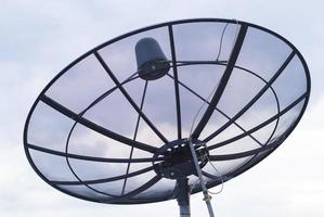dados de transmissão de antena parabólica com fundo de céu azul foto