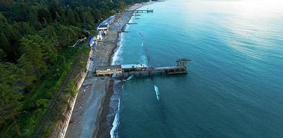 vista superior do litoral de sukhum, abkhazia foto