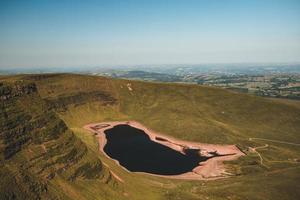 Lago llyn-y-fach do caminho dos faróis na montanha negra. foto