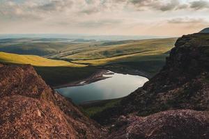 Lago llyn-y-fach do caminho dos faróis na montanha negra. foto