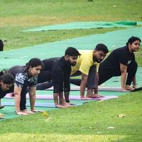 nova delhi, índia, 18 de junho de 2022 - aula de exercícios de ioga em grupo para pessoas de diferentes idades no lodhi garden park. dia internacional de ioga, grande grupo de adultos participando de uma aula de ioga lá fora no parque foto