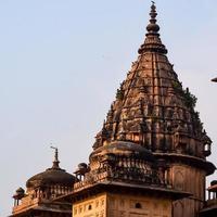 vista matinal de cenotáfios reais chhatris de orchha, madhya pradesh, índia, orchha a cidade perdida da índia, sítios arqueológicos indianos foto