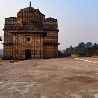 vista matinal de cenotáfios reais chhatris de orchha, madhya pradesh, índia, orchha a cidade perdida da índia, sítios arqueológicos indianos foto