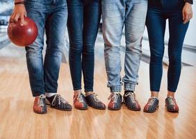 equipe esportiva. visão recortada de pessoas no clube de boliche prontas para se divertir foto