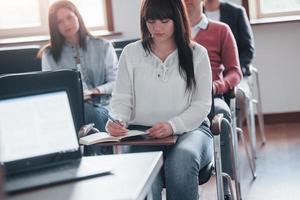 mostrando apresentação. grupo de pessoas na conferência de negócios na sala de aula moderna durante o dia foto