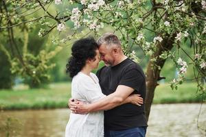 amor puro. casal alegre desfrutando de bom fim de semana ao ar livre. bom tempo de primavera foto