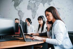 fazendo um acordo. jovens que trabalham no call center. novas ofertas estão chegando foto