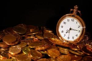 relógio de bolso e moedas
