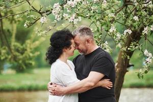 vista de perto. casal alegre desfrutando de bom fim de semana ao ar livre. bom tempo de primavera foto