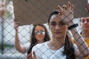 grupo de mulheres feministas tem protesto por seus direitos ao ar livre foto