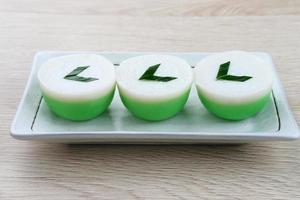 kue nona manis, bolo tradicional indonésio feito de farinha de trigo, farinha de arroz, açúcar, sal, leite de coco e folhas de pandan, depois cozido no vapor. foco selecionado. foto